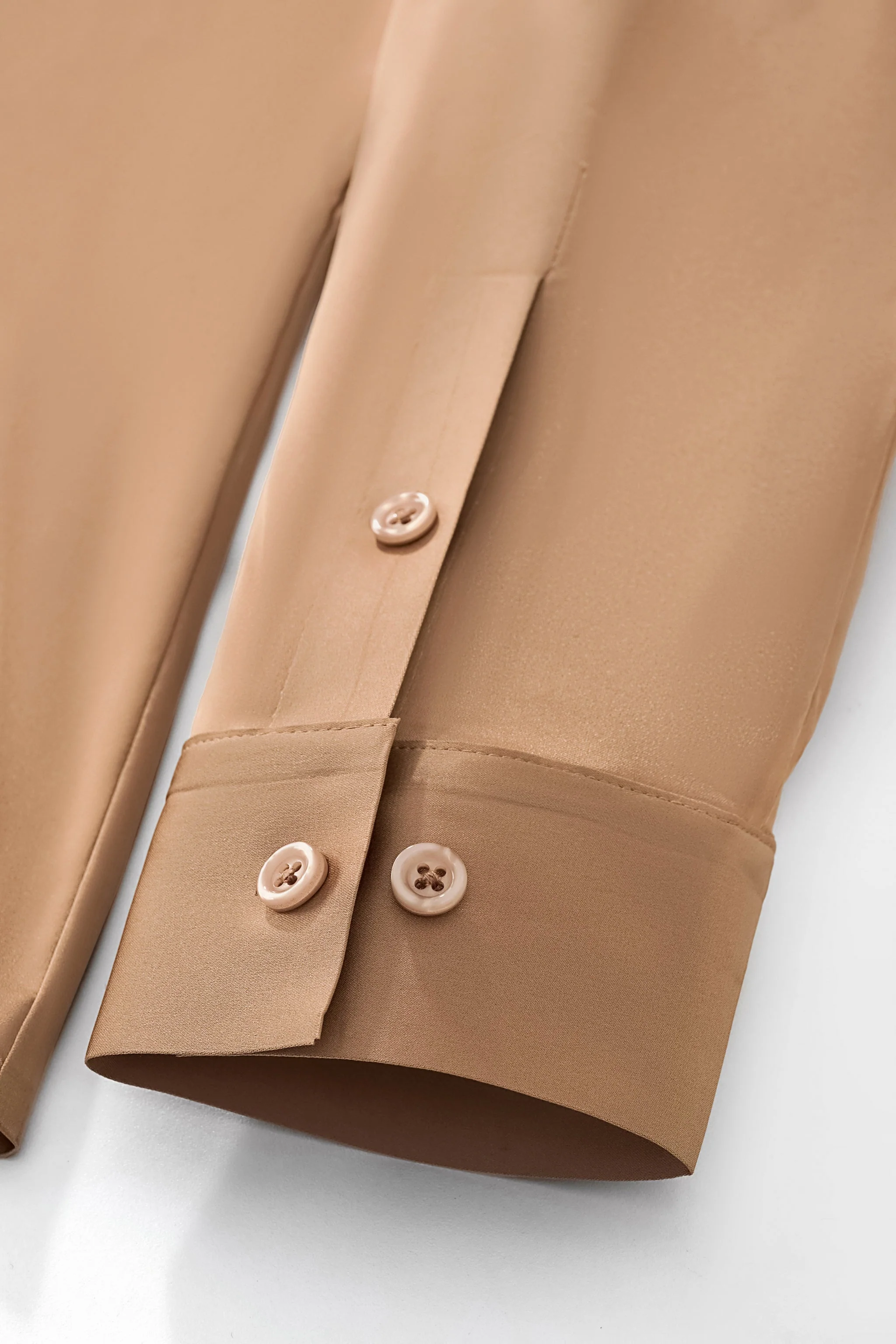 SIGNATURE SATIN STITCHLESS LS Shirt TAUPE - Image 8